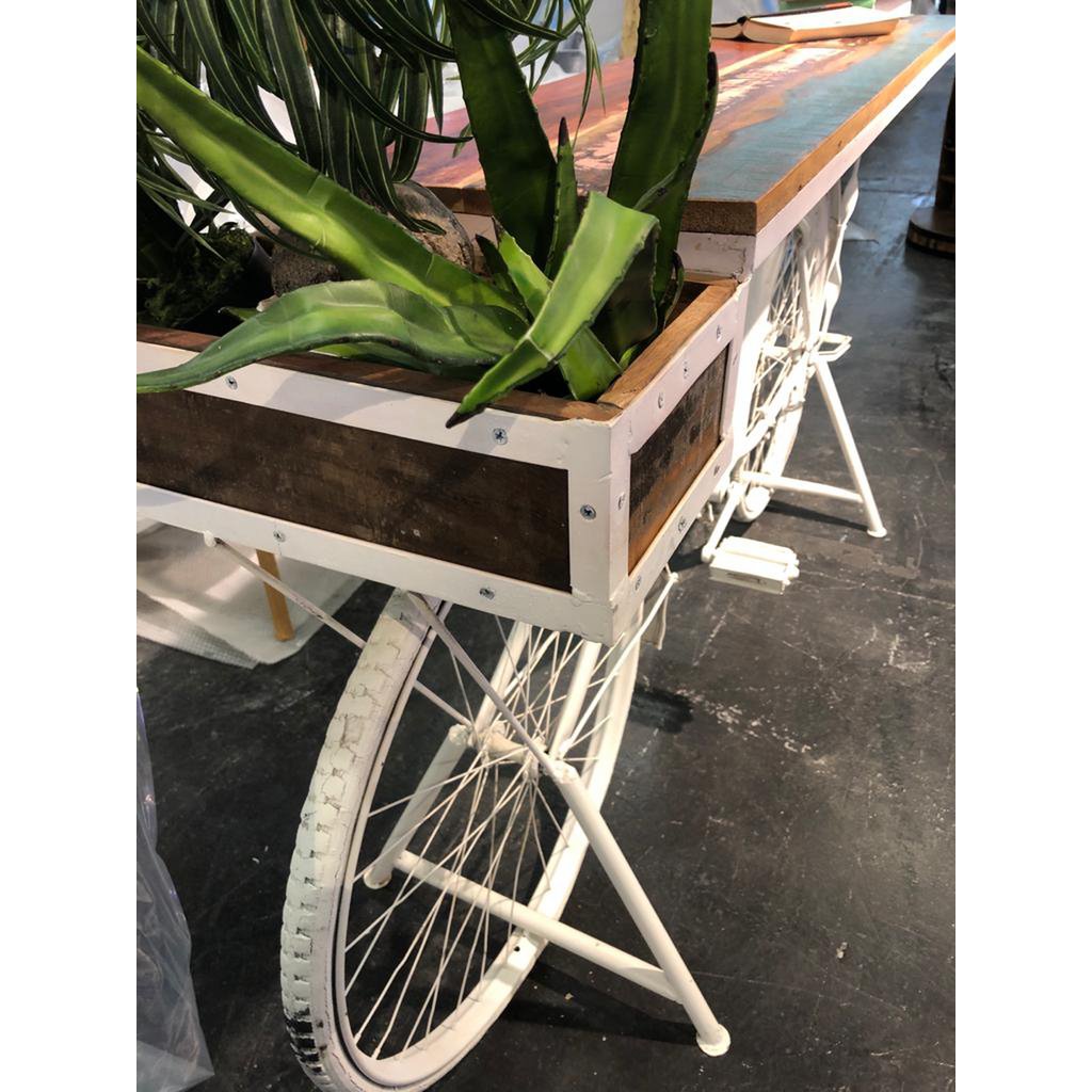 Stehtisch aus recyceltem Fahrrad