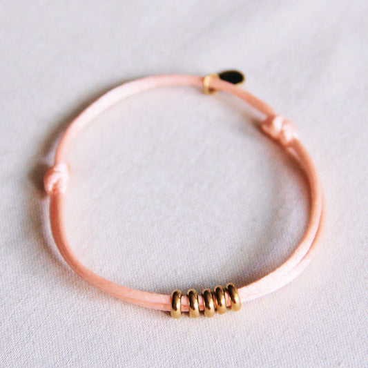 Satinarmband mit Ringen – Lachs/Gold