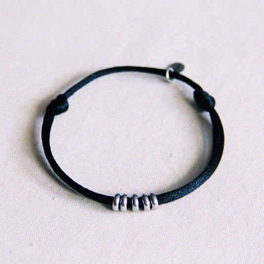 Satinarmband mit Ringen – Schwarz/Silber