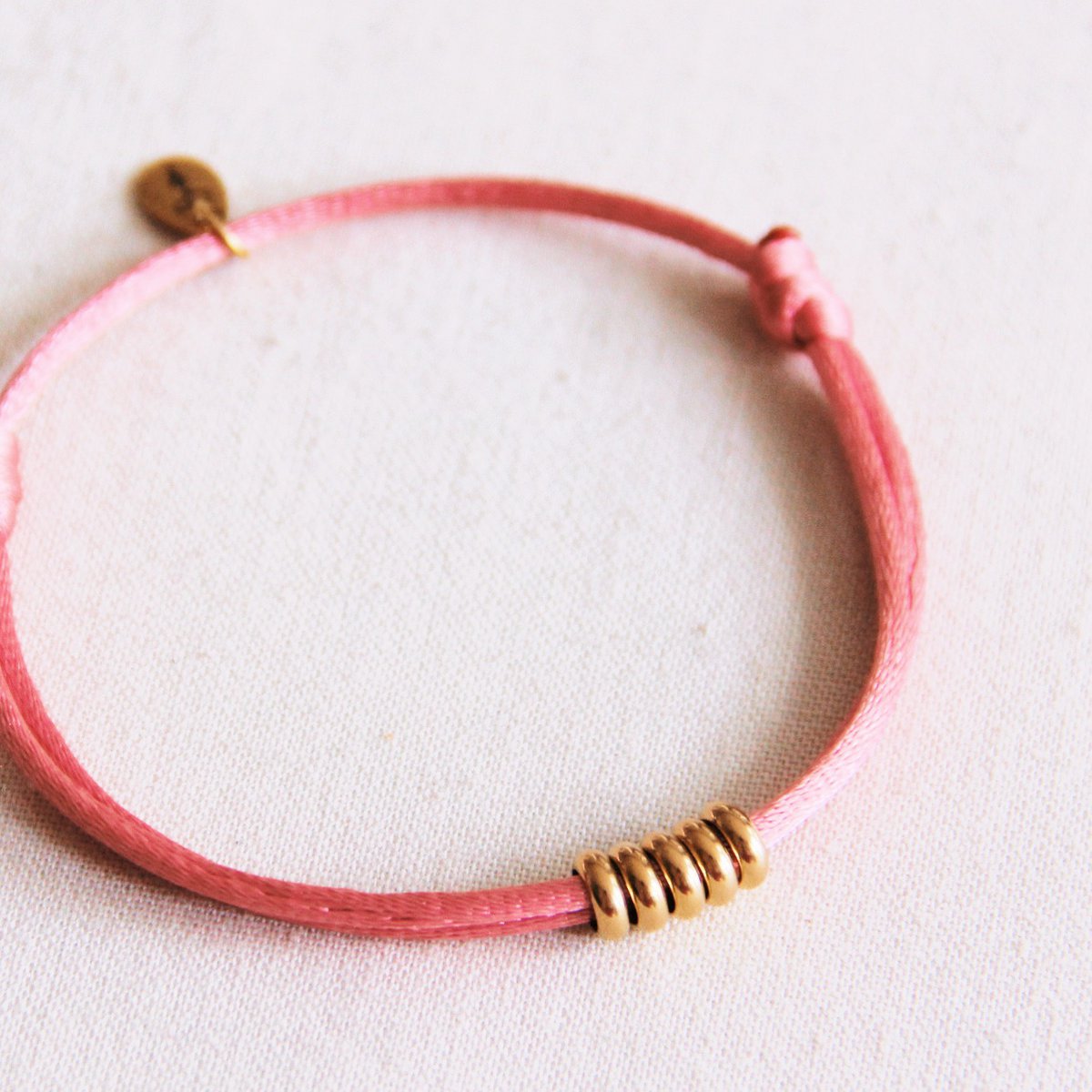 Satinarmband mit Ringen – Magenta/Gold