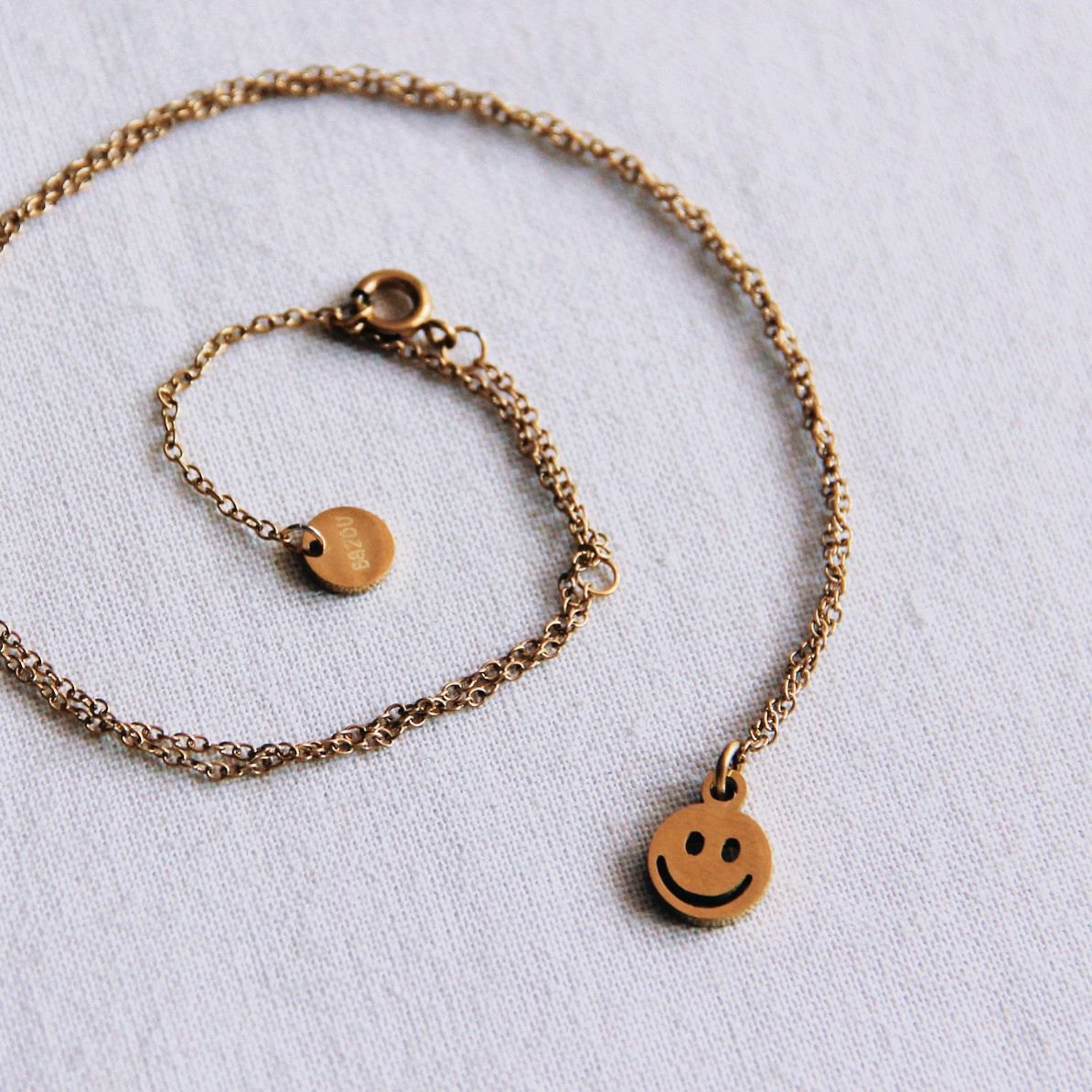 Feine Edelstahlkette mit Smiley – Gold