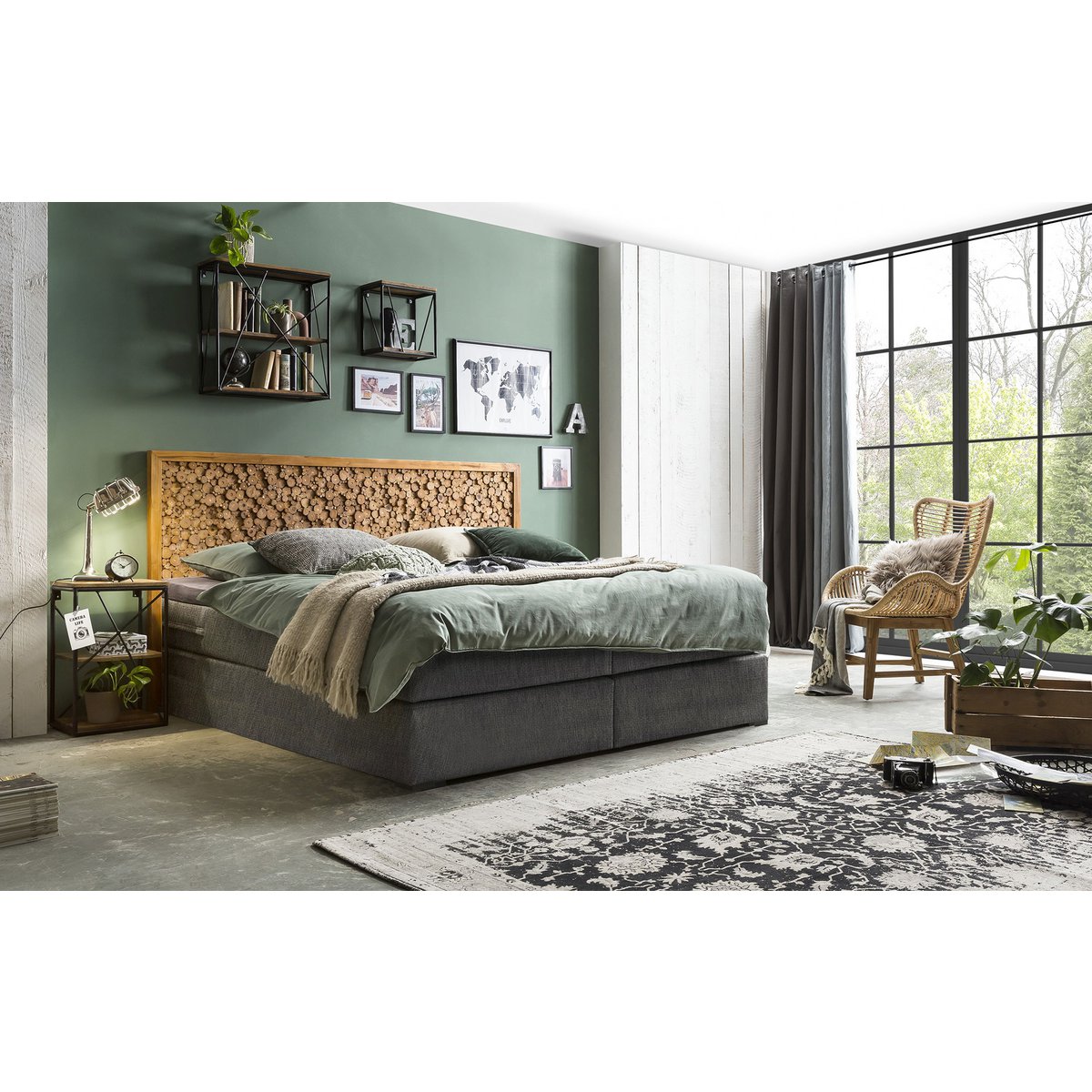 Boxspringbett mit Kopfteil aus Astscheiben