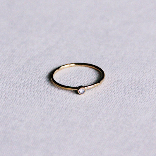 Minimalistischer Ring aus Stahl mit Mini-Zirkonia – goldfarben