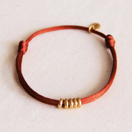 Satinarmband mit Ringen - Cognac/Gold