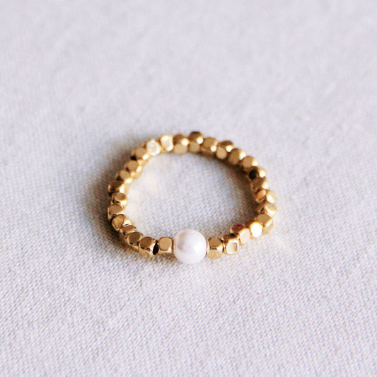 Elastischer Ring mit Naturstein - Perle/Gold