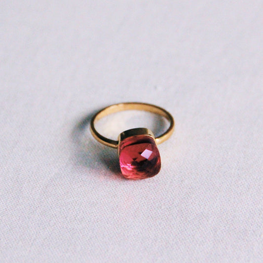 Edelstahlring mit quadratischem Kristallstein – Magenta/Gold