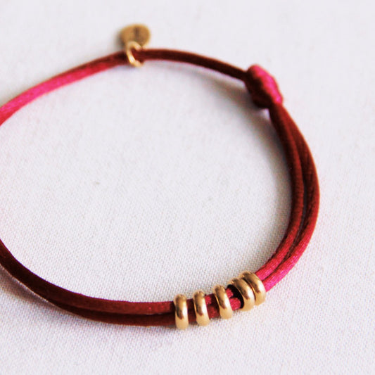 Satinarmband mit Ringen – Burgunderrot/Gold