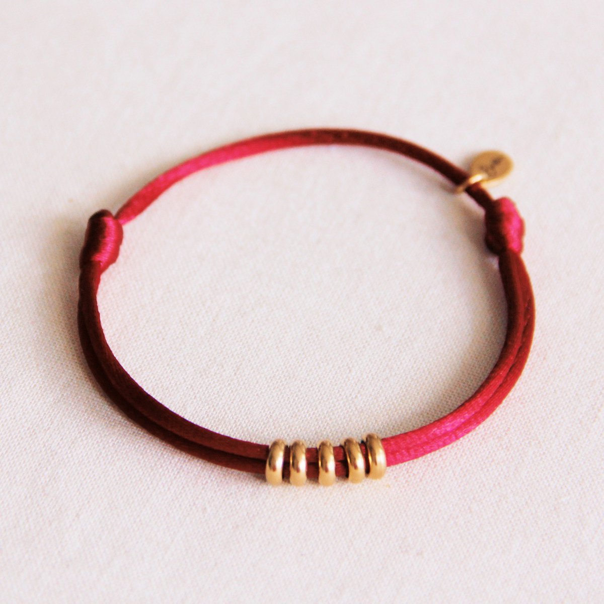 Satinarmband mit Ringen – Burgunderrot/Gold