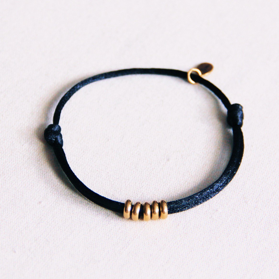 Satinarmband mit Ringen - Schwarz/Gold