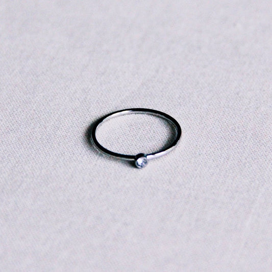 Minimalistischer Ring aus Stahl mit Mini-Zirkonia – silberfarben