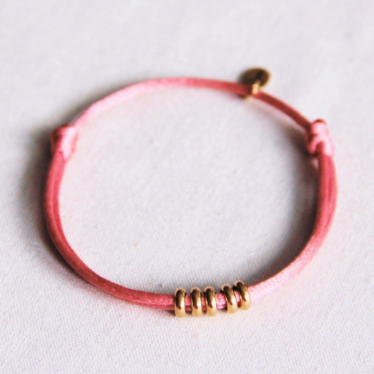 Satinarmband mit Ringen – Magenta/Gold