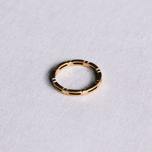 R609: Minimalistischer Ring aus Edelstahl mit Würfeln - Gold