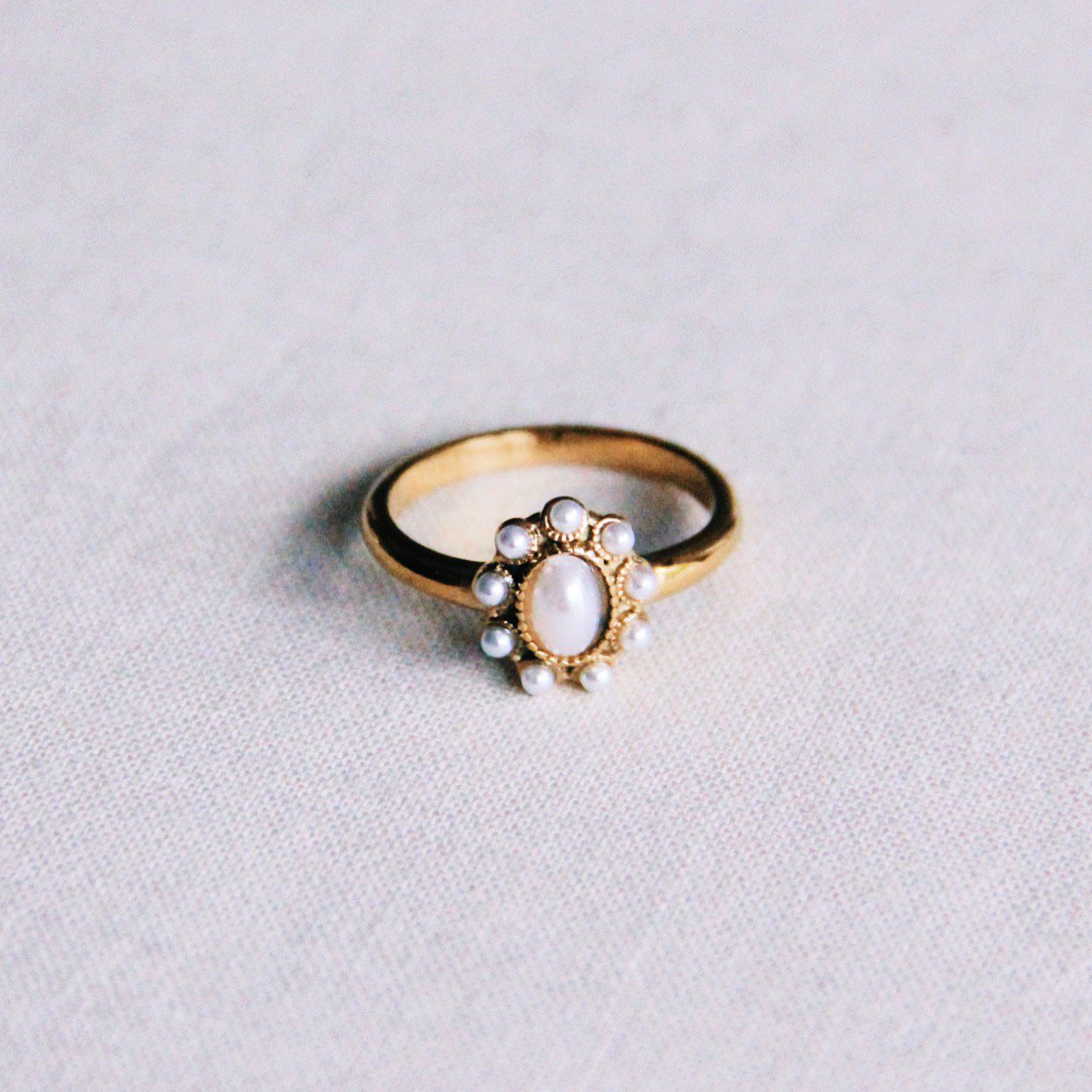 Vintage-Ring aus Edelstahl mit Perlensteinen – Gold