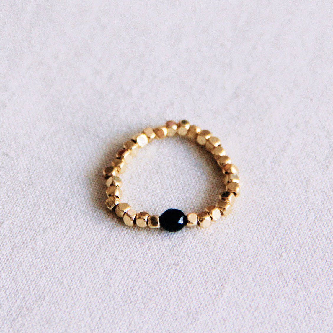 Elastischer Ring mit Naturstein - schwarz/gold